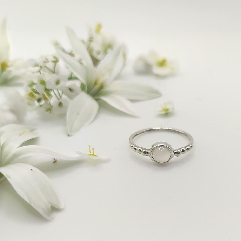 Bague perlée petite pierre de lune