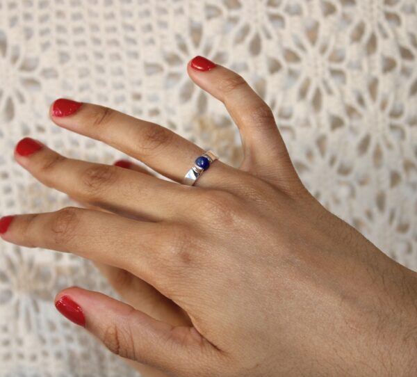 Bague sertie demi-clos lapis-lazuli portée