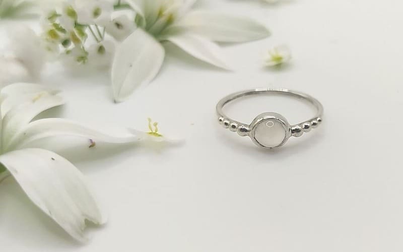 Bague-perlee-petite-pierre-de-lune-800-500